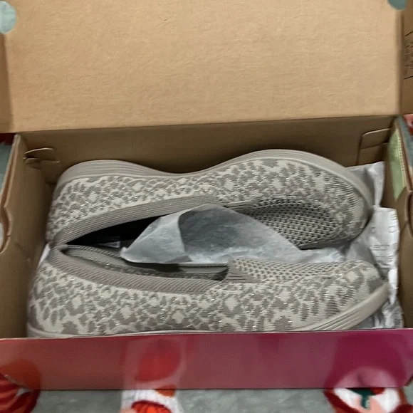BRAND NEW SKETCHERS ON THE GO DREAMY SIZE 8.5 leopard print sparkly grey - Picture 2 of 5